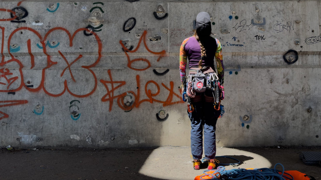 sofia poblete escalando en el puente del alamillo